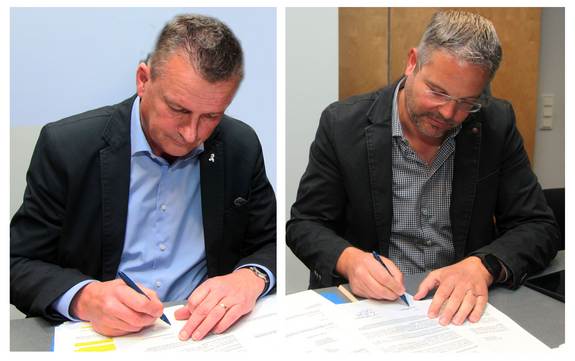 Der Bürgermeister der Gemeinde Weiskirchen, Wolfgang Hübschen, und der Bürgermeister der Stadt Wadern, Jochen Kuttler, unterzeichnen die Resolution zur Nordsaarlandklinik. 