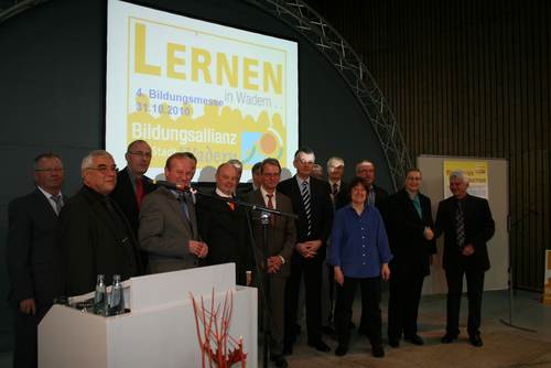 Die Deklaration haben bereits unterzeichnet: (v.l.) Ferdi Heyer, Graf-Anton-Schule Wadern, Konrad Pitzius, Erster Kreisbeigeordneter des Landkreises Merzig-Wadern, Gerd Schillo, Fraktionsvorsitzender der SPD im Stadtrat, Fredi Dewald, Bürgermeister der Stadt Wadern für die Verwaltung, die Kindertagestätten und die Stadtbibliothek, Frank Hiry, Sprecher der Pro Hochwald-Fraktion im Stadtrat, Wolfgang Wagner, Hochwald-Gymnasium Wadern, Gerd Barbian, BBZ Hochwald, Klaus Kessler, Bildungsminister des Saarlandes, Werner Barth, Sparkasse Merzig-Wadern, Wolfgang Maring, Stellvertretender Fraktionsvorsitzender der CDU im Stadtrat, Hans-Erich Thewes, Grundschule Nunkirchen, Herbert Michels, Förderschule Lernen, Karl-Hermann Groß, Grundschule St. Martin Wadrill-Steinberg, Beatrice Schmitt, Vorstandsmitglied des Vereins für Handel, Gewerbe und Freie Berufe Wadern, Anke Rehlinger, MdL SPD und Klaus Birtel, Geschäftsführer HACO Einkaufszentrum.