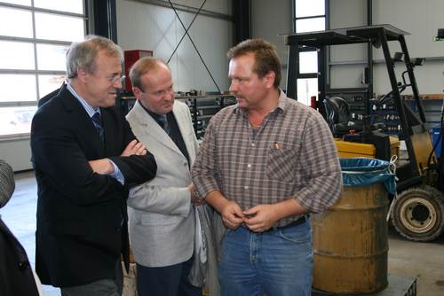 Minister Rippel und Bürgermeister Dewald im Gespräch mit Klaus Schmitz von Prowatec (v.l.)
