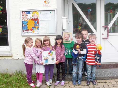 Ab sofort weist die verliehene Plakette die Kita Rappelkiste als Kindergarten-plus aus.
