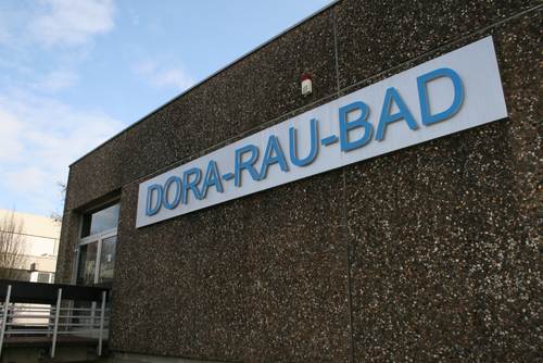 Neuer Schriftzug am Hallenbad