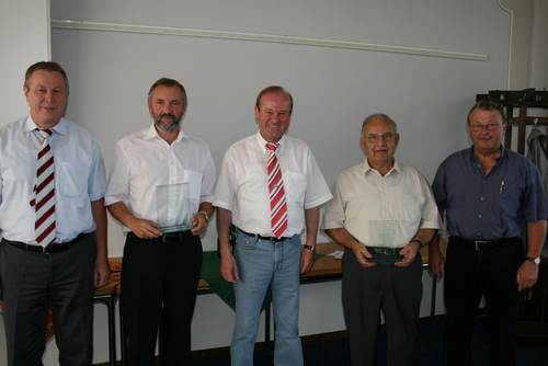 Bürgermeister Dewald mit Manfred Paulus, 2. v.l., und Günter Barth, 2. v.r., mit den Ortsvorstehern ihrer Stadtteile, Werner Barth, links, und Josef Koch, rechts