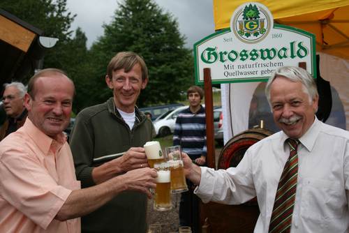 Almwirt Peter Schumacher (Mitte) stößt mit Bürgermeister Dewald (links) auf die Wiedereröffnung der Hochwaldalm Wadrill an Almwirt Peter Schumacher (Mitte) stößt mit Bürgermeister Dewald (links) auf die Wiedereröffnung der Hochwaldalm Wadrill an