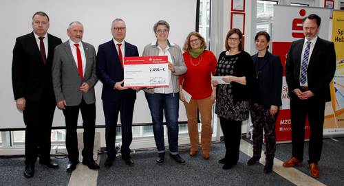 Sparkassen-Vorstandsmitglied Wolfgang Fritz (von links), Beigeordneter Manfred Paulus, Sparkassen-Vorstandsvorsitzender Frank Jakobs, Schulleiterin Caroline Neumeyer (Wadrill-Steinberg), Esther Hahn (Lockweiler), Rektorin Birgit Schmidt (Nunkirchen), L image-104676
