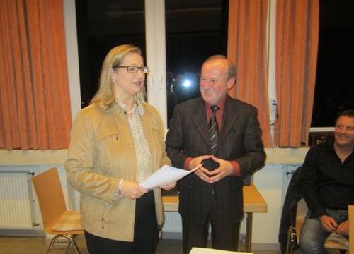 Ministerin Anke Rehlinger und Bürgermeister Fredi Dewald bei der Übergabe des Zuwendungsbescheides