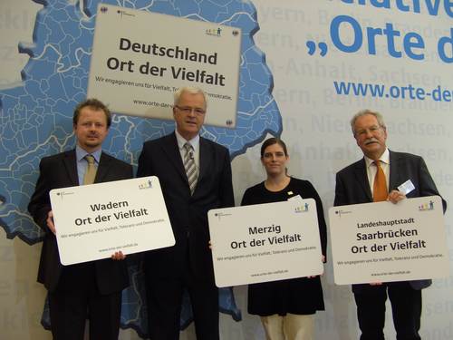 Staatssekretär Dr. Hermann Kues (2.v.l.) überreichte die Auszeichnung an Vertreter der drei saarländischen Kommunen: Martin Vorreiter für die Stadt Wadern, Heike Wagner für die Stadt Merzig sowie Kajo Breuer für die Stadt Saarbrücken (v.l.)