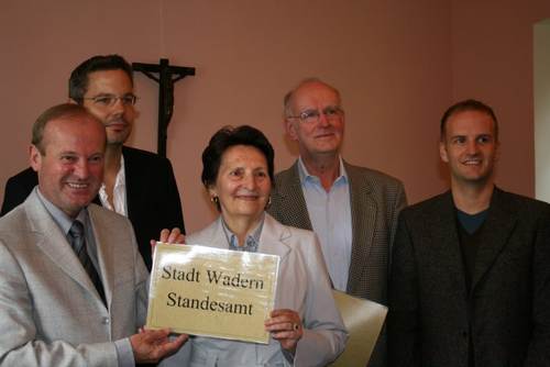 Die Familie von Hagke mit Bürgermeister Fredi Dewald (links) und Ortsvorsteher Jochen Kuttler (2.v.l.)