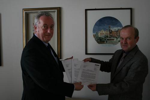 Staatssekretär Dieter Grünewald bei der Übergabe der Zuwendungsbescheide an Bürgermeister Fredi Dewald