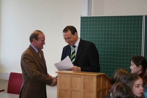 Minister Meiser überreicht den Zuwendungsbescheid Minister Meiser überreicht den Zuwendungsbescheid