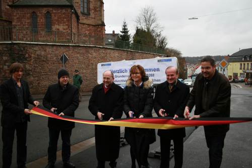 Bei der Verkehrsfreigabe von rechts nach links: Ortsvorsteher Jochen Kuttler, Bürgermeister Fredi Dewald, Renate Dittgen, Staatssekretär Albert Hettrich, Michael Hoppstädter (LfS) und Frank Backes (Stadt Wadern) Bei der Verkehrsfreigabe von rechts nach links: Ortsvorsteher Jochen Kuttler, Bürgermeister Fredi Dewald, Renate Dittgen, Staatssekretär Albert Hettrich, Michael Hoppstädter (LfS) und Frank Backes (Stadt Wadern)