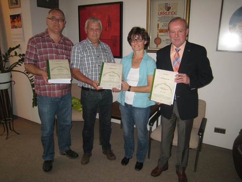 Bürgermeister Fredi Dewald (r.) nahm aus den Händen von Guido Piroth (2.v.l.) das Familienbuch entgegen. Christel Franz von der Stadtbibliothek Wadern und Wolfgang Birtel, Standesamt Wadern, freuten sich über das Werk.