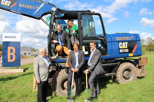 Gingen beherzt zur Sache: Wirtschaftsministerin Anke Rehlinger und Bürgermeister Jochen Kuttler (auf dem Bagger) sowie Harald Klein, Frank Backes (beide KEV GmbH) und Jürgen Brettar (LEG Service) beim symbolischen Spatenstich des zweiten Bausabschnitts des Gewerbeparks.