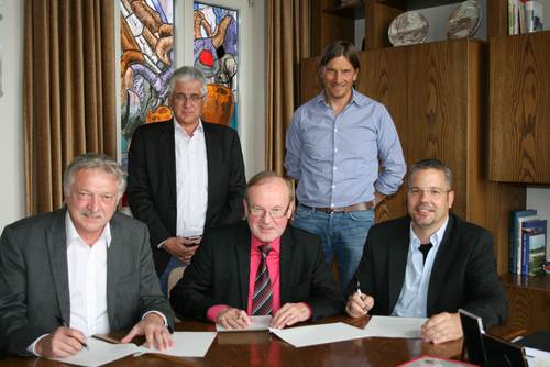Ortsvorsteher Jochen Kuttler und Bürgermeister Fredi Dewald unterzeichneten zusammen mit Michael Wagner von der Deutschen Telekom den Kooperationsvertrag (v.r.) für den Ausbau von Newer III. Ortsvorsteher Jochen Kuttler und Bürgermeister Fredi Dewald unterzeichneten zusammen mit Michael Wagner von der Deutschen Telekom den Kooperationsvertrag (v.r.) für den Ausbau von Newer III.