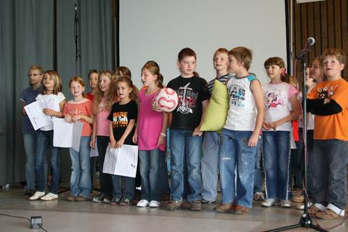 Der Chor der Grundschule Wadrill-Steinberg bei der Eröffnung