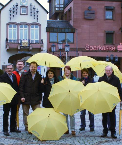 Vertreter der Stadtverwaltung und des Gewerbevereins Wadern präsentieren die neuen Leihschirme.